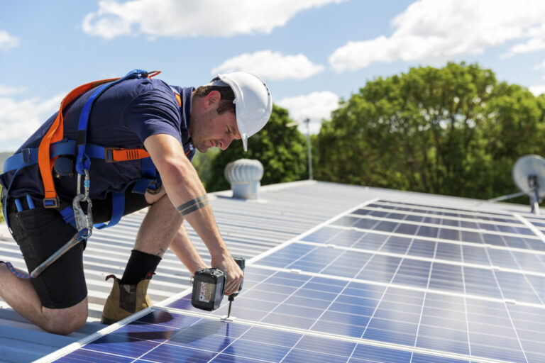 5 Factors to Consider When Hiring a Solar Panel Installation Company